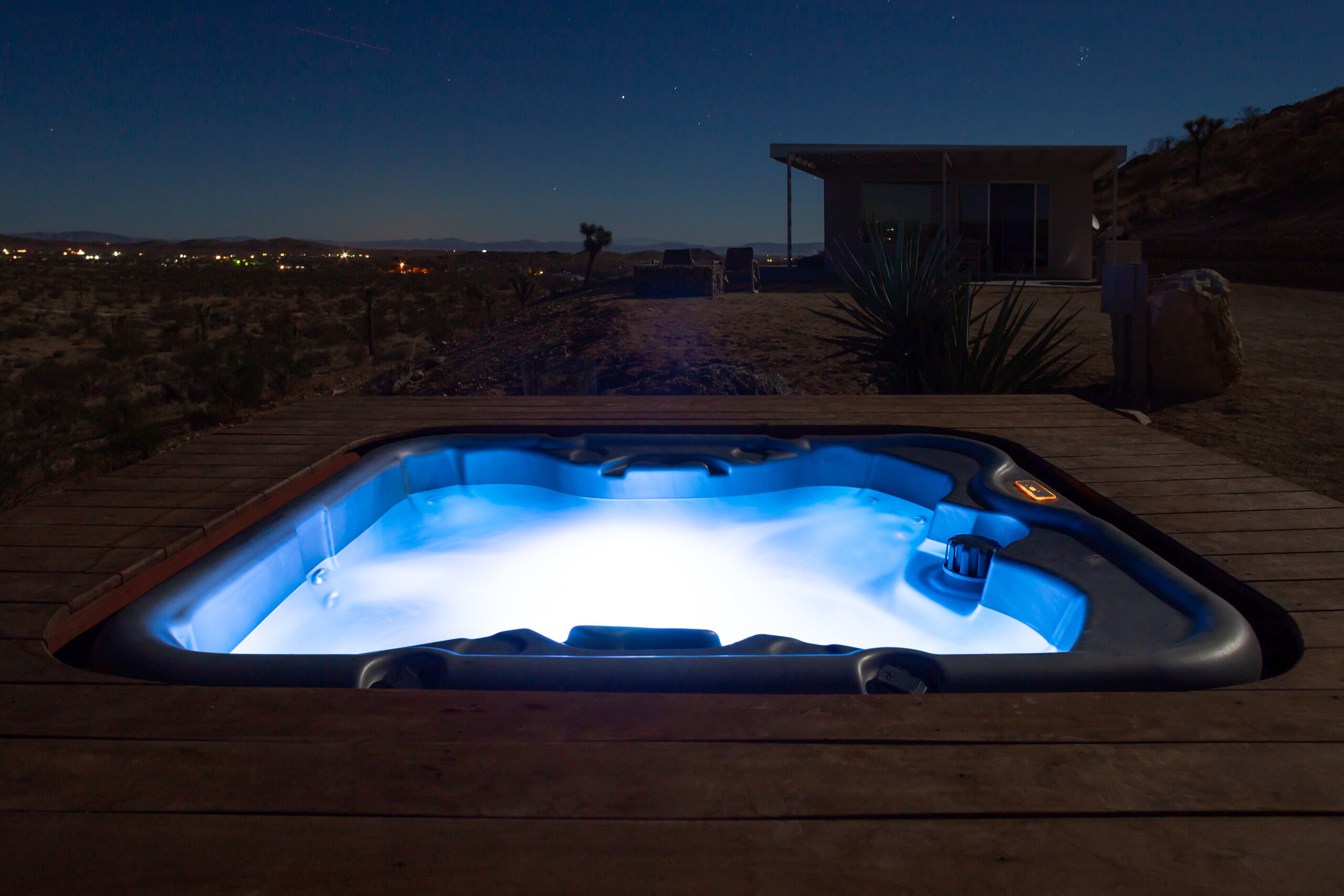 Hot tub at Pause House AM overlooking Yucca Valley town lights